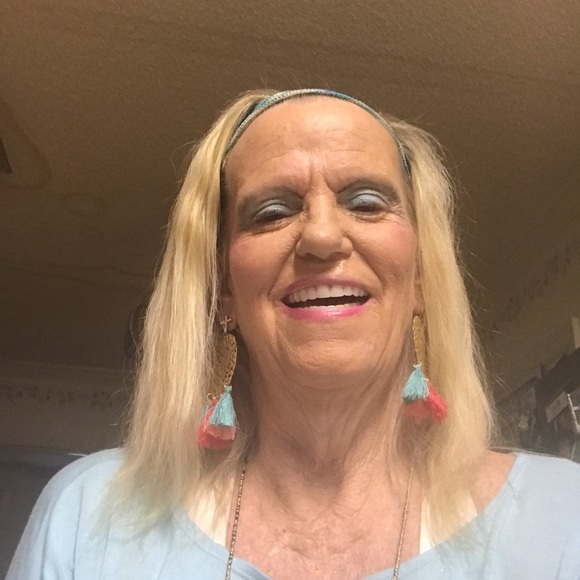 Meet your Posher, Debbie - Picture 1 of 1